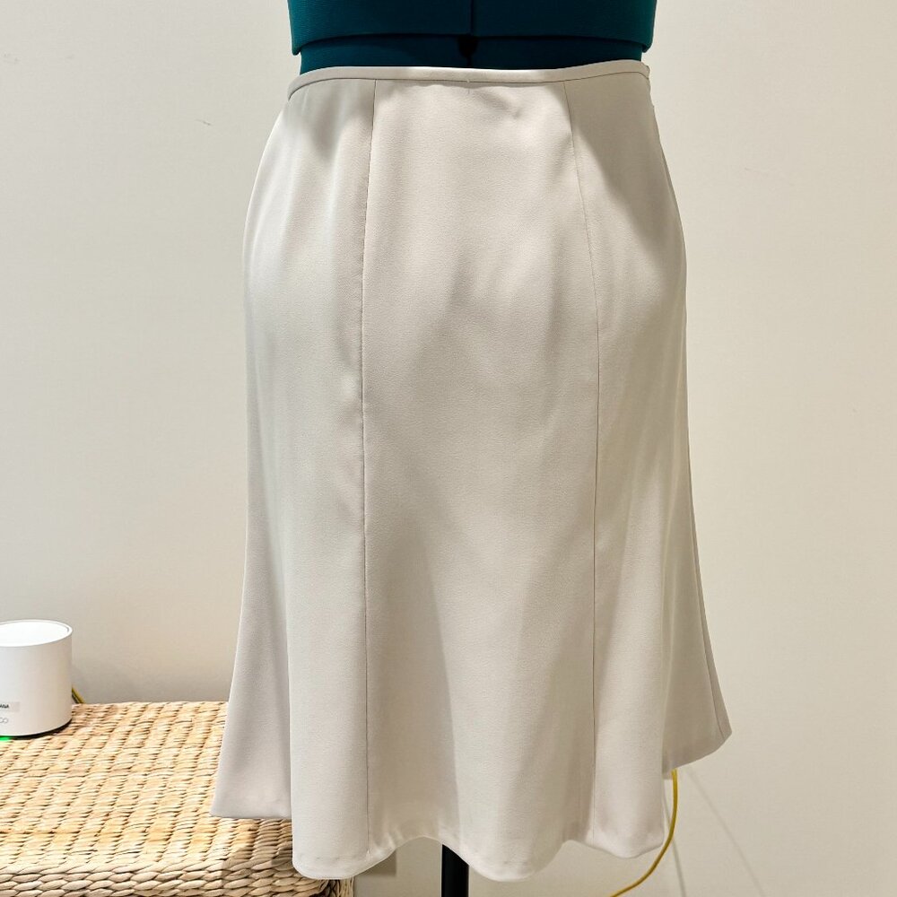Women's White Skirrt
